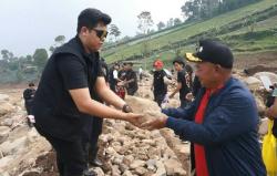 Jalan 350 Meter yang Rusak karena Longsor di Desa Pasirlangu Diperbaiki Komunitas Garda Mawar