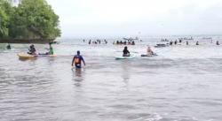 Libur Panjang Diserbu Wisatawan, Paddle Board Jadi Primadona Baru di Pantai Pangandaran