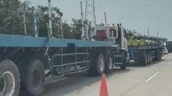 Kecelakaan di Tol JMKT: Minibus Hantam Pipa Besi, Dua Orang Luka Parah