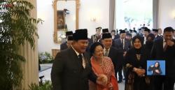Bergandengan Tangan dengan Megawati, Prabowo Curi Perhatian saat Upacara Pancasila