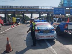 Rem Blong di GT Waru Utama Sidoarjo, Elf Tabrak Panther dan Tiang Tol, Lima Penumpang Terluka