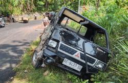 Truk Ekspedisi vs Pikap Bermuatan Batu Bata Tabrakan di Jalur Ponorogo-Trenggalek