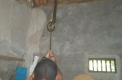 Meresahkan! Damkar Evakuasi 2 Ular Piton Berukuran Besar di Rumah Warga Ponorogo