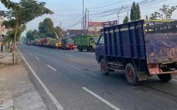 Sopir Kelukan Susahnya Cari BBM Solar di Bojonegoro, Sejumlah SPBU Kehabisan Stok
