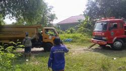Ban Selip hingga Masuk Selokan di Sindang, Petugas Damkar Indramayu Evakuasi Mobil Milik PUPR