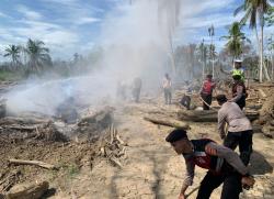 Bara Api Masih Mengintai di Tengah Puing Banjir, Polisi dan Damkar Berpacu Cegah Bencana Susulan