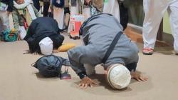 Tiba di Tanah Air, Sejumlah Jemaah Sujud Syukur di Bandara Adi Soemarmo