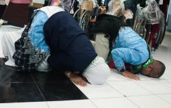 Sujud Syukur dan Tangis Haru Warnai Kedatangan Jemaah Haji Kloter 1 Debarkasi Solo di Donohudan