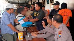 Keluarga Korban Mengamuk Serang Dua Tersangka, Konferensi Pers Pembunuhan Sekuriti Hotel Memanas