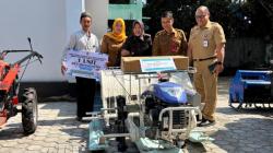 Diserahkan Wabup Nurul, Delapan Poktan dan Gapoktan di Bojonegoro Terima Bantuan Alsintan