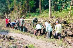 Wujudkan Akses Pertanian, Anggota TNI dan Warga Pakis Kradenan Bersihkan Lokasi Jembatan Armco