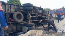 Diduga Rem Blong, Truk Pengangkut Sembako Terguling dan Tewaskan Tiga Pemotor