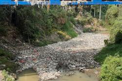 Aliran Sungai Cibanten Tertutup Sampah, Ancaman Banjir Kembali Intai Warga Unyur