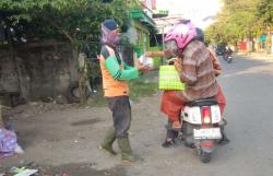 Sedekah Tanpa Henti, Sedekaholic Community Kendal Bertahan 11 Tahun Berbagi Nasi untuk Kaum Duafa