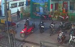 Terekam CCTV Dua Pria Curi Motor Jamaah Masjid Saat Korban Tengah Shalat Magrib