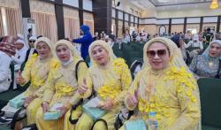 Jemaah Haji Gowa Pulang dengan Busana Bling-Bling, Kilau Emas Jadi Perhatian di Debarkasi Makassar