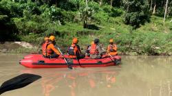 Lansia 72 Tahun Hilang Terseret Arus Sungai di Bone, Tim SAR Gabungan Lakukan Pencarian