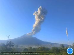Gunung Lewotobi Laki-Laki Meletus, Semburkan Abu Vulkanik Setinggi 2.500 Meter