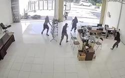 Pria Diduga ODGJ Bacok Warga di Kencong Jember, Aksi Terekam CCTV dan Viral