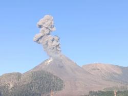 Terus Erupsi Gunung Lewotobi Laki-laki Kembali Muntahkan Abu Vulkanik Setinggi 2.5 Km Pagi ini