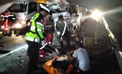 Hiace Tabrak Truk di Tol Pekanbaru, 5 Penumpang Tewas