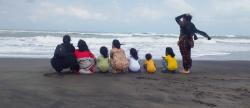 Terpikat Pesona Pantai APRA, Wisatawan Betah Berlama-lama Menikmati Gemuruh Ombak Cianjur Selatan