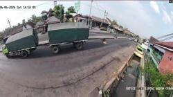Terekam CCTV! Detik-detik Pemotor Perempuan Muda Tewas Terlindas Truk Gandeng di Jombang