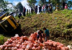 Kecelakaan, Truk Angkut Wortel Jatuh ke Jurang di Kawasan Arak - Arak