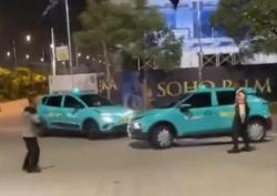 Memalukan! Gara-Gara Rebutan Penumpang, Dua Taksi Hijau Saling Tabrak Hingga Ringsek di PIK