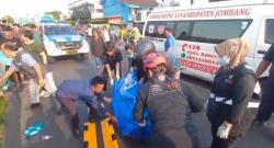 Kecelakaan Maut di Jombang, Pemotor Perempuan Muda Tewas Dihantam Truk Gandeng