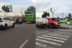 Diduga Sopir Mengantuk, Trailer Tangki Alat Pengangkut BBM Kecelakaan di Jalur Bojonegoro-Babat