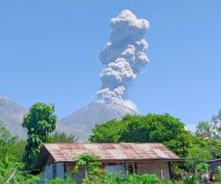 Gunung Lewotobi Laki-Laki Kembali Meletus, Kolom Abu Capai 2.000 Meter dan Disertai Hujan Pasir