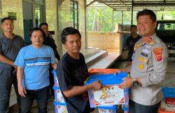 Polres Cianjur Salurkan Bantuan Sembako untuk Pekerja Pabrik Tahu Terdampak Kenaikan Harga Kedelai