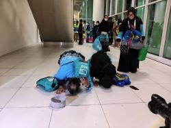 Jamaah Haji Kloter 1 Debarkasi Balikpapan Sujud Syukur Usai Tiba dari Tanah Suci