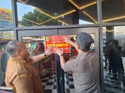 Jadi Lokasi Pesta Gay dan Pelanggaran Izin, Satpol PP Karawang Segel Theatre Night Mart