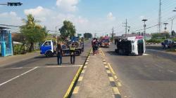 Truk Muatan Biji Plastik Terguling di Jalan Jombang, Begini Kronologi dan Kondisi Korban