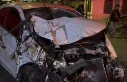 Diduga Hilang Kendali, Mobil Tabrak Sarana Jalan di Depan Grand City Surabaya