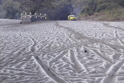 Embun Es Pertama 2026 Muncul di Bromo, Lautan Pasir Berubah Putih Keperakan