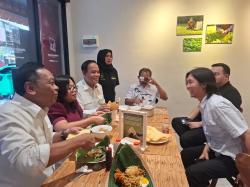 Tangis Haru Bu Aminah Pecah, Penjual Kuliner Legendaris Semanggi Gendong Punya Stan di Jantung Kota
