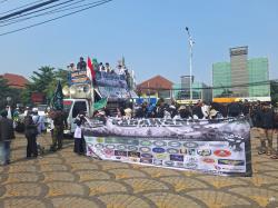 Buntut Pesta Gay di TNM, Ratusan Massa Kepung Kantor Bupati Karawang: Tutup Permanen!