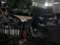 Brak! Mobil Dosen Seruduk Gerobak Bakso, Penjual dan 3 Pembeli Terluka