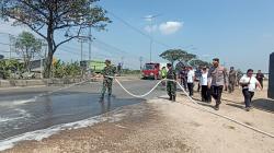 Jalan Arteri Kaliwungu Disemprot, Debu Pengurukan Lahan Dikeluhkan Pengguna Jalan