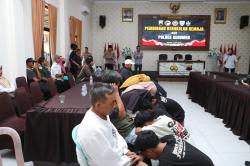 Ditangkap Hendak Tawuran, Remaja di Kebumen Menangis dan Bersujud Minta Maaf kepada Orang Tua