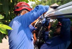 Aksi Unik Damkar Jombang: Berbekal Bantal Pompa dan Besi Pengait, Ambil Kunci Mobil Warga