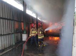 Diduga Dipicu Gas Metana dan Cuaca Ekstrim, TPST Cirenjang Karawang Terbakar