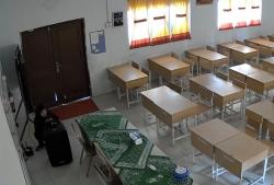 Terekam CCTV,  Maling Gasak Speaker dan Pompa Air di SMP Negeri 28 Batam