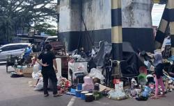Satpol PP Kota Malang Tertibkan Tumpukan Rongsokan di Bawah Jembatan Buk Gluduk