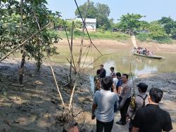 Geger! Mayat Pria Tanpa Identitas Ditemukan Mengambang di Sungai Citarum Karawang