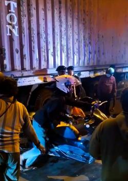 Tabrak Belakang Truk Kontainer yang Berhenti di Bypass Krian Sidoarjo, Begini Kondisi Pengendara PCX