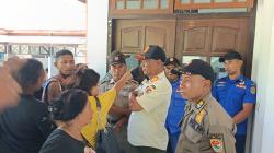 Kesal Lapak Jualan Dibongkar, Pedagang Pasar Alok Kejar Bupati Sikka di Gedung DPRD